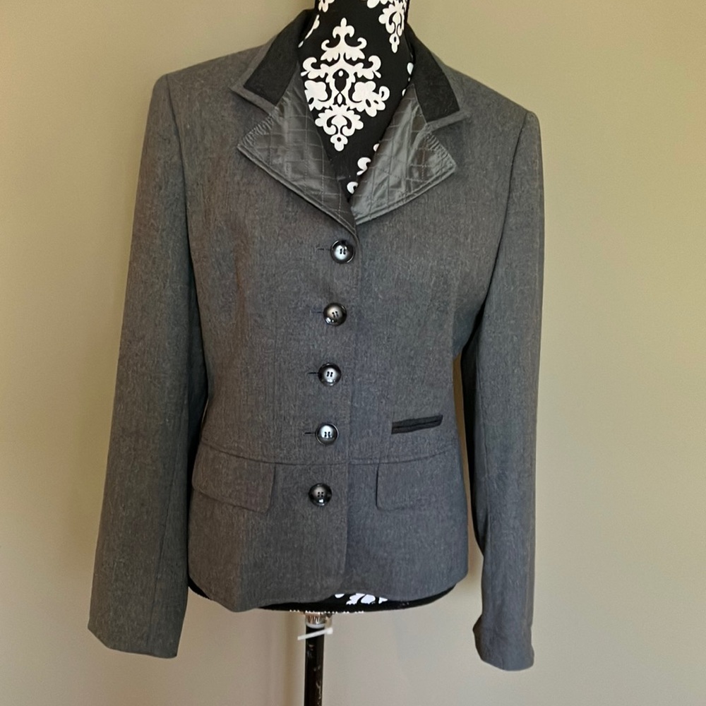 Just listed🦋fabulous soft virgin wool gray blazer with great lines.